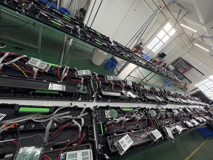 车间纪实：华邦瀛P3.91户外租赁屏的精密组装之旅