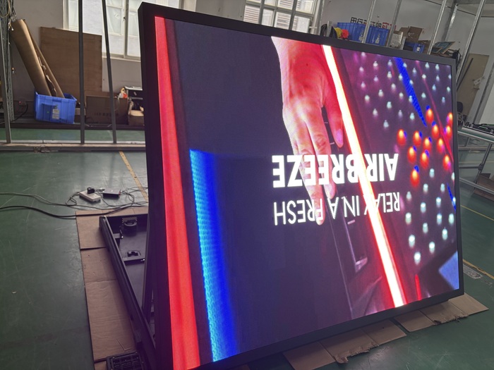 华邦瀛出口业务，户外前翻盖防水LED显示屏组装生产