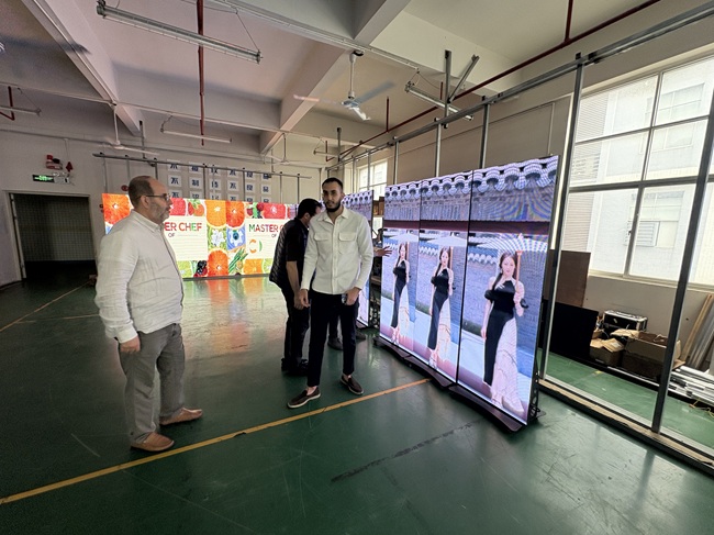 十台P2.5 LED海报屏整装完毕，欢迎中东客户莅临验收