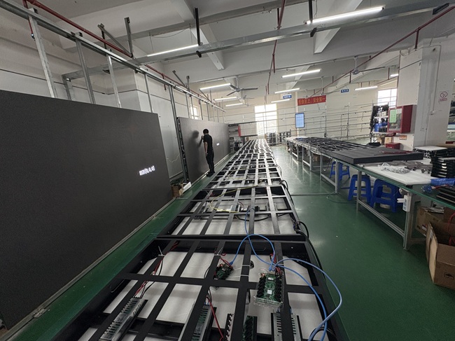 室内P4 LED显示屏:磁吸简易箱体车间组装 室内P4 LED显示屏:磁吸简易箱体车间组装