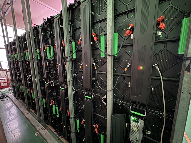 P2.976 LED租赁屏工厂测试实拍-严苛质检流程揭秘 | 华邦瀛