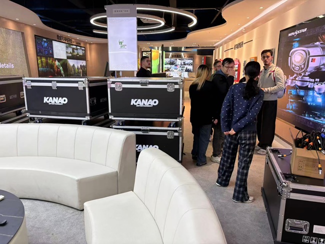 法国客户组团到华邦瀛学习LED显示屏维修的真实经历