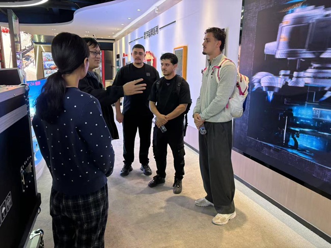 深化国际服务布局：法国客户组团莅临华邦瀛学习LED显示屏维修技术